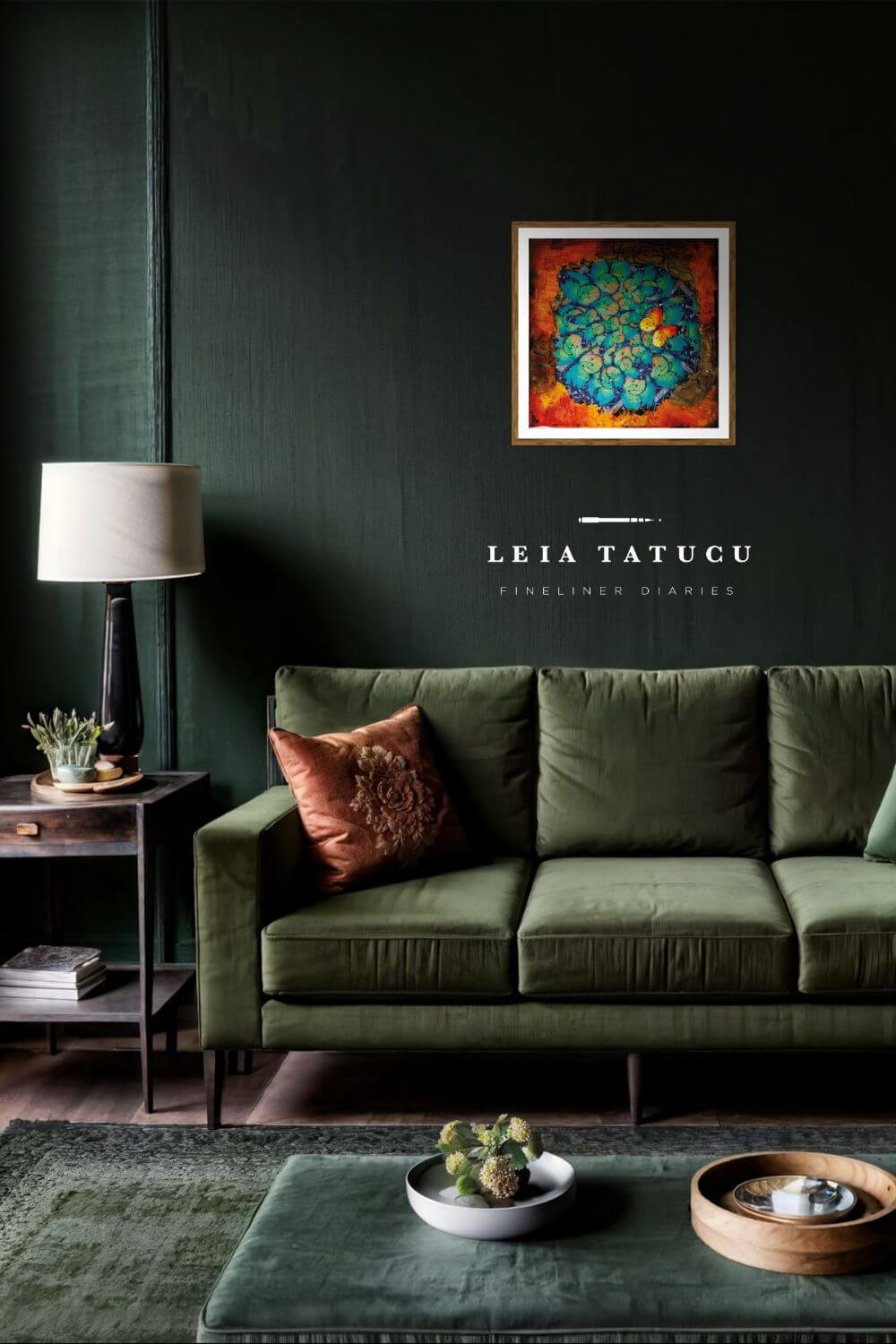 Living room featuring a green sofa, decorative pillows, and a vibrant artwork titled 'Diferente' on the wall.